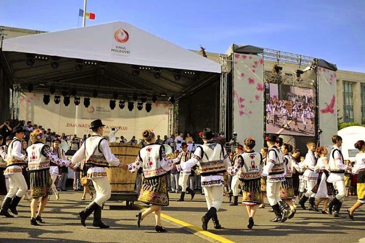Suasana perayaan wine di Moldova dengan deretan stan produsen dan pengunjung yang mencicipi wine pada sebuah festival terbuka.