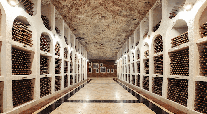 Galeri bawah tanah Cricova di Moldova dengan deretan botol wine yang tersimpan di ruang batu kapur bekas tambang.
