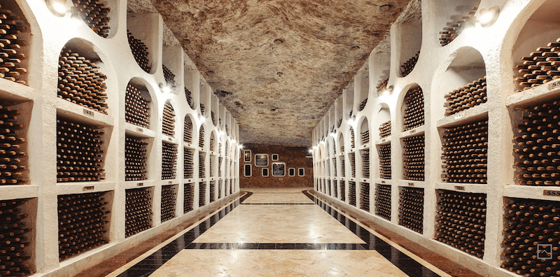 Galeri bawah tanah Cricova di Moldova dengan deretan botol wine yang tersimpan di ruang batu kapur bekas tambang.