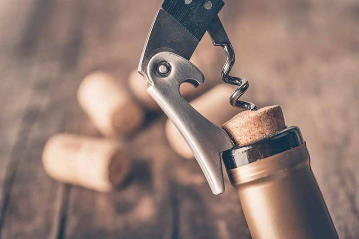 Berbagai jenis pembuka botol wine atau corkscrew yang digunakan untuk membuka gabus botol.