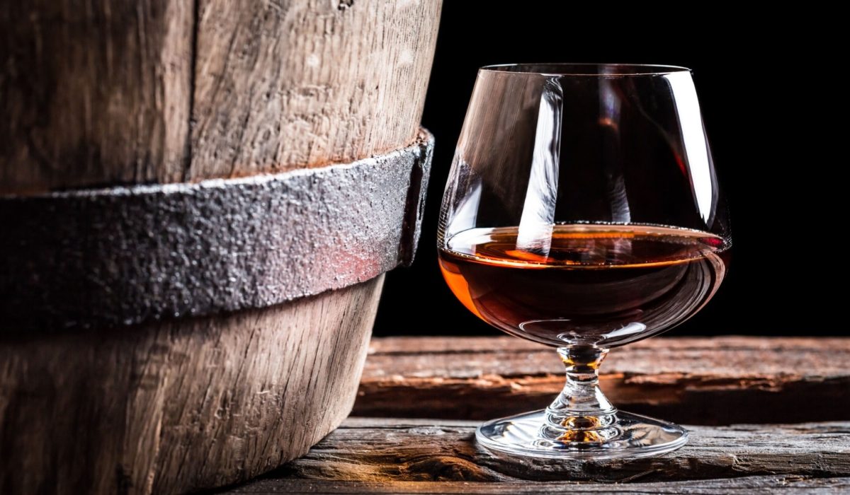 Divin: Brandy Khas Moldova dengan Nama Terlindungi 1 Deretan tong kayu oak di gudang penuaan tempat divin dimatangkan hingga berwarna keemasan.
