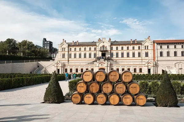 Castel Mimi: Kastil Wine Ikonik Moldova Peninggalan Constantin Mimi 3 Fasad Castel Mimi yang megah dengan halaman hijau yang tertata di Bulboaca, Moldova.