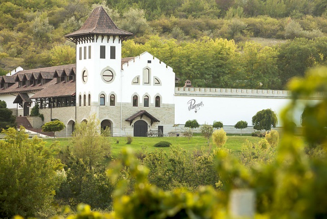 Bangunan Château Purcari dikelilingi kebun anggur hijau di kawasan Ștefan Vodă, Moldova.