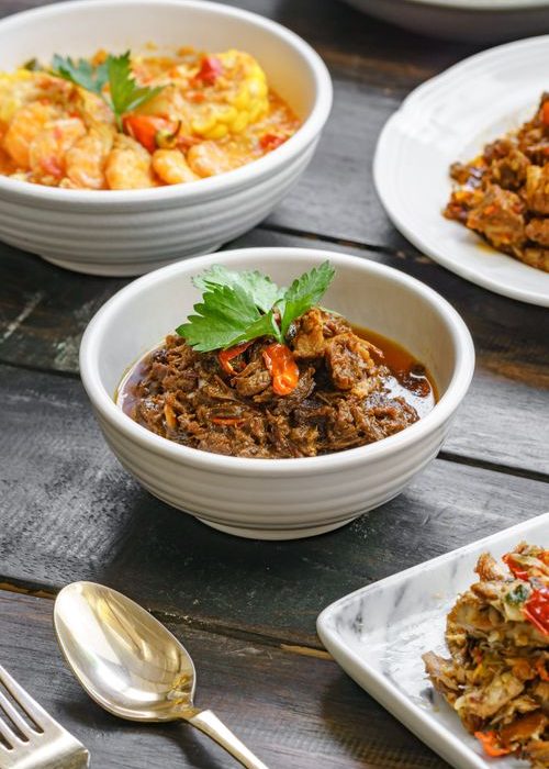 Cara Memadukan Wine dengan Makanan Indonesia: Panduan Pairing untuk Pemula 1 Sepiring rendang daging khas Indonesia disajikan di atas meja makan tradisional.