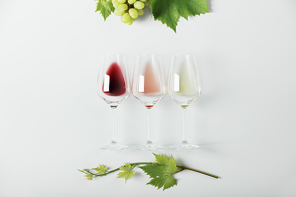 Gelas-gelas berisi wine merah, rosé, dan putih berjajar berdampingan menunjukkan perbedaan warna ketiganya.