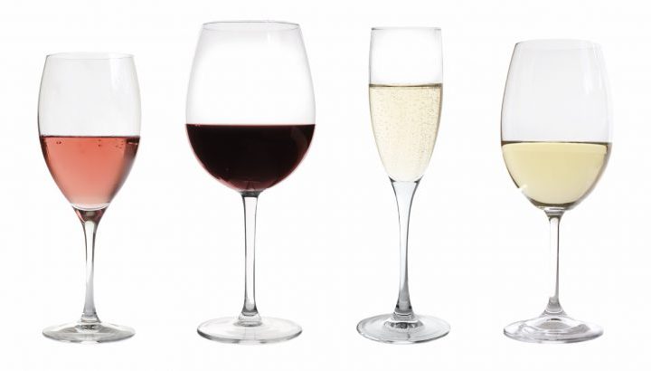 Empat jenis gelas wine dengan bentuk mangkuk berbeda untuk red wine, white wine, dan sparkling wine.