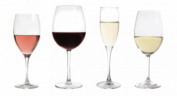 Mengenal Jenis Gelas Wine dan Cara Memilih yang Tepat 1 Empat jenis gelas wine dengan bentuk mangkuk berbeda untuk red wine, white wine, dan sparkling wine.