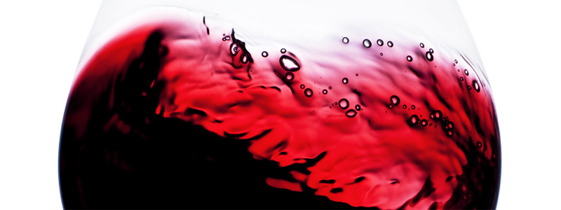 Cara Menikmati Wine untuk Pemula dengan Metode 5S 1 Gelas red wine sedang diputar perlahan agar aroma wine keluar sebelum dicicipi.