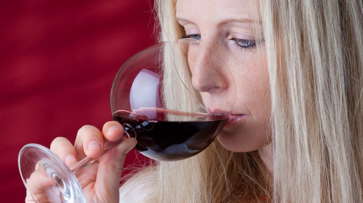 Segelas red wine dituang, menggambarkan tannin dan karakter wine yang sering disalahpahami lewat mitos.