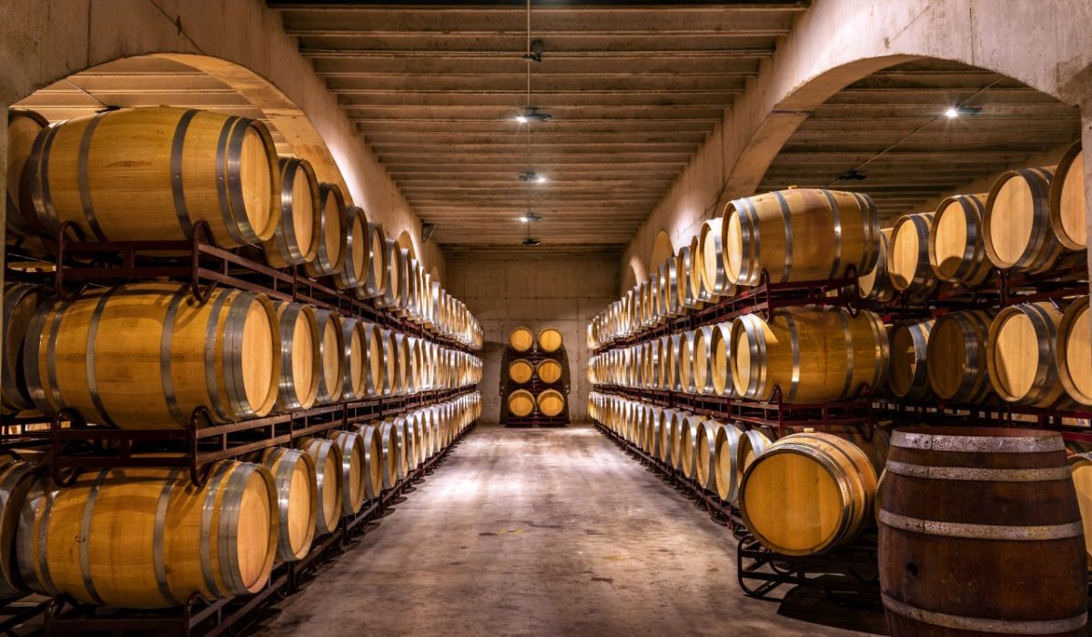 Tradisi Wine Rumahan Moldova: Beci, Panen Keluarga, dan Keramahan 1 Tong-tong kayu berisi wine yang tersimpan rapi di dalam gudang bawah tanah yang sejuk.